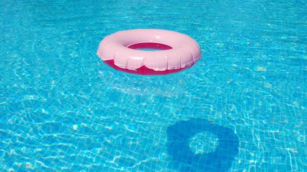 Un flotador en una piscina