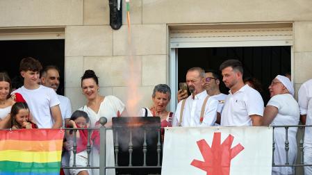 Imposición de pañuelicos, lanzamiento del cohete y celebración del primer día de las fiestas de Orkoien