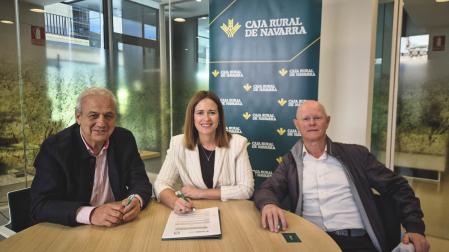 Maxi Ruiz de Larramendi, Edurne Marín Ezcurra y Fernando Remírez, durante la firma del acuerdo