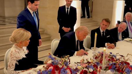 Captura de un video difundido en la cuenta en X @Scavino47 del asesor presidencial Dan Scavino del presidente de Estados Unidos, Donald Trump, firmando el acuerdo con Irán junto a su homólogo de Francia Emmanuel Macron