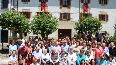 Más de 90 persona ligadas a los Martínez de Morentin participaron en la cuarta 'Morentinada' en Arraiza el 14 de junio.