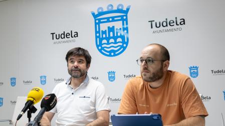 De izquierda a derecha, los concejales de Contigo Tudela Eneko Larrarte y Alberto Lajusticia, durante la rueda de prensa ofrecida este jueves