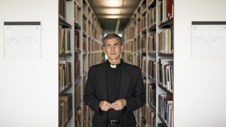 El profesor de Historia Contemporánea de la Universidad de Navarra Onésimo Díaz, en la biblioteca del centro, en la que investiga.