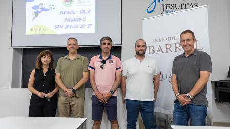 De izda. a dcha.: Nieves Mora Rubio (presidenta del club), Luis Miguel Jiménez Díaz (secretario), Álex Millán Buezas (coordinador), y los entrenadores José Ángel Catalán Catalán ‘Cata’, y Pablo Briñas Peña