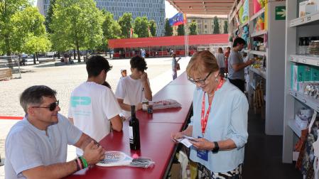 Voluntarios de la Tómbola de Cáritas encargados de entregar los premios.