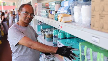 Diego Banderas Mancilla trabajando en el almacén de la Tómbola de Cáritas