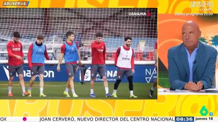 Alfonso Arús (a la derecha) tras desear suerte a la afición rojilla con el adiós de Víctor Muñoz y la llegada de Luis Miguel Ramis