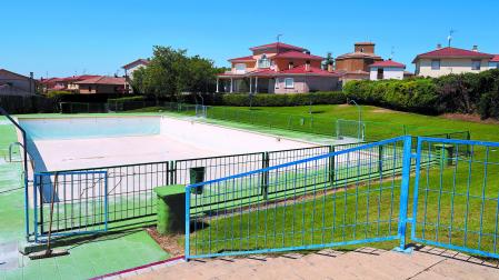 El vaso grande de la piscina de Garínoain, vacío en estos días de calor