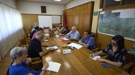 En la imagen el consejero Aierdi; la directora general de Medio Ambiente, Ana Bretaña; el director general de Agricultura y Ganadería, Ignacio Gil; representantes de las Juntas Generales de Salazar, Aezkoa y Roncal; y ganaderos y ganaderas de la zona