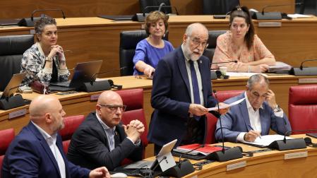 El consejero de Salud, Fernando Domínguez, en el pleno del Parlamento.