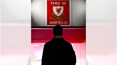Andoni Iraola camina por el túnel de Anfield, el día de su presentación