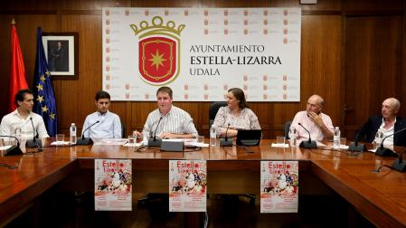Desde la izda., Arturo Gilio, Guillermo Hermoso de Mendoza; el presentador Javier Arbona; la alcaldesa de Estella, Marta Ruiz de Alda; Jesús Macua, ganadero y empresario de la plaza de Estella; y el ganadero Félix Azcona, en la presentación del cartel ayer por la tarde en Estella