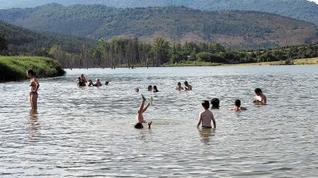 Bañistas, en la playa de Nagore, en el embalse de Itoiz. Un lugar habilitado para aliviar los rigores del calor