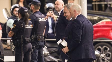 José Luis Rodríguez Zapatero, junto a un escolta, antes de su declaración