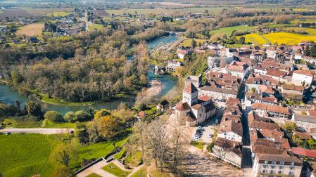 Una de las rutas propone la visita a la medieval Sauveterre-de-Béarn
