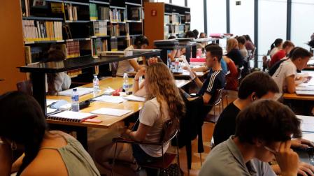 Estudiantes universitarios, en una biblioteca de Madrid.