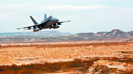 Un F/A-18 del Ejército del Aire sobrevuela los terrenos de maniobras del Polígono de Tiro de Bardenas Reales
