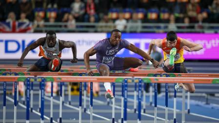 Asier Martínez, peleando junto a Badamassi (izda) y Beard, durante la serie clasificatoria. El navarro hizo 7.65. EFETorun (Poland), 21/03/2026.- (L-R) Badamassi Saguirou of Nigeria, Dylan Beard of USA and Asier Martinez of Spain compete in the Men's 60 Metres hurdles at the World Athletics Indoor Championships in Torun, Poland, 21 March 2026. (Mundial de Atletismo, Polonia, España) EFE/EPA/Lukasz Gagulski POLAND OUT