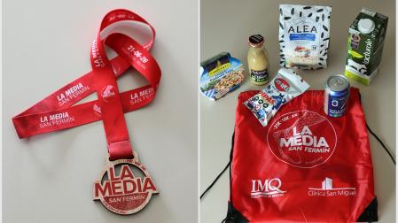 A la izda., la medalla conmemorativa. A la dcha., bolsa del corredor con productos de Lacturale, Alea, Ambar, Plis Plas, Conservas Pedro Luis y Carretilla