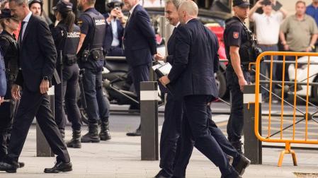 El expresidente del Gobierno, José Luis Rodríguez Zapatero, a su llegada a la Audiencia Nacional para declarar como investigado por organización criminal, tráfico de influencias y falsedad en la causa sobre el préstamo a la compañía aérea Plus Ultra