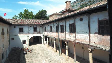 Vista de parte del patio del palacio de Elío, situado a pie de carretera entre Ciriza y Etxauri