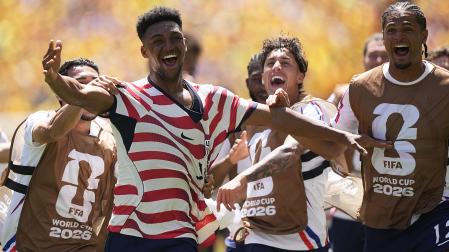 El norteamericano Alex Freeman celebra su tanto tras confirmar el VAR que estaba en posición correcta
