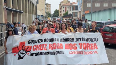 Cabeza de la manifestación de trabajadores de Cruz Roja en Pamplona,