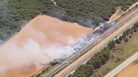 Imagen del incendio, junto a la AP-15