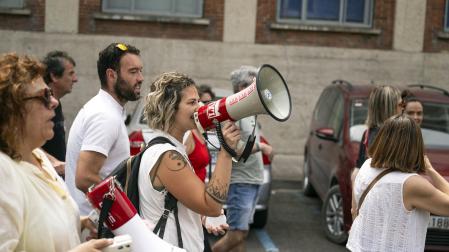 Fotos de la manifestación de los trabajadores de Cruz Roja Navarra por las calles de Pamplona
