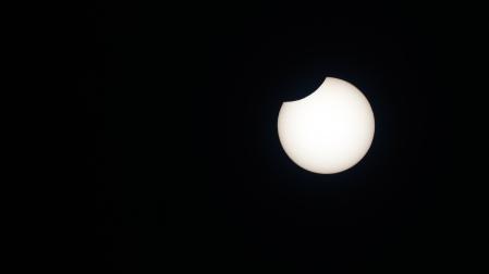 La luna ocultando el sol en un eclipse parcial en Pamplona, en la explanada del Planetario, el 11 de junio de 2021