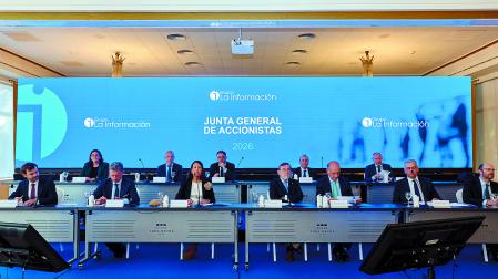 En la primera fila, el Consejo de Administración: de izda a dcha, Javier Uranga, Ignacio Sobrini, Paloma Arraiza, Luis Colina, Alfonso Bañón (presidente), Aurelio Orrillo (letrado) y Fernando Basarte. Detrás, el Comité de Gobierno: Marian Garayoa, Roberto Otamendi, David Torres y Virgilio Sagüés. A la derecha, José Manuel Erro, director general