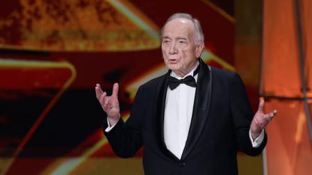 El presidente de la Academia de Cine, Fernando Méndez-Leite, pronuncia su discurso en la última ceremonia de los Premios Goya, en Barcelona