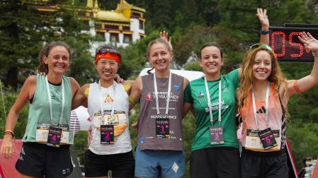 Ainara Alcuaz (4ª por la izquierda), entre las mejores clasificadas de la carrera china tras finalizar en tercera posición