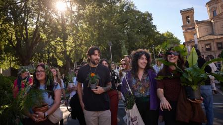 Kalejira de humanos y plantas en Pamplona