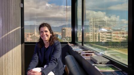 La presidenta de los arquitectos navarros, Sara Velázquez Arizmendi, posa desde la sede del COAVN en avenida del Ejército, 2