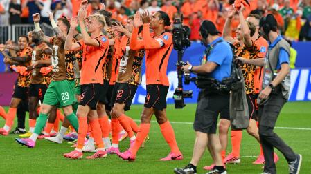 Los jugadores neerlandeses celebran con su afición la victoria frente a Suecia