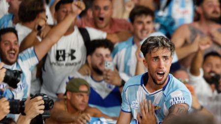 El centrocampista del Málaga, David Larrubia, tras conseguir el segundo gol de su equipo durante el encuentro de vuelta por el ascenso a Primera División frente al Almería