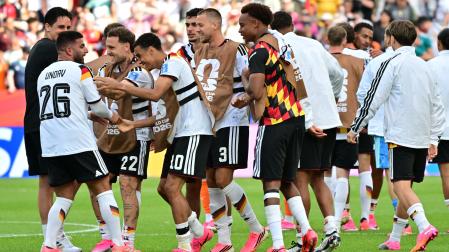 Los jugadores de la selección alemana felicitan a Undav, autor de los dos goles ante Costa de Marfil