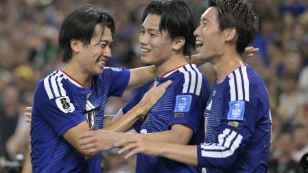 Ayase Ueda celebra con sus compañeros uno de sus goles ante Túnez