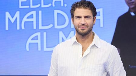 El actor Maxi Iglesias, en una imagen promocional de la serie 'Ella, maldita alma'