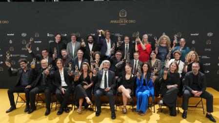 Imagen de los premiados en la gala de entrega de los Premios Anillos de Oro