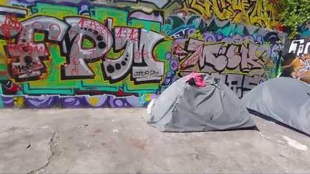 Un recorrido por los asentamientos surgidos tras el desalojo de Aranzadi muestra cómo decenas de personas sin hogar afrontan las altas temperaturas de estos días entre la maleza, bajo puentes, en zonas inundables, rodeados de basura y sin acceso estable a recursos básicos, mientras las administraciones reafirman su compromiso con la acogida