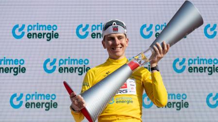 Pogacar, con el trofeo de ganador de la Vuelta a Suiza