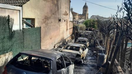 Fotos del incendio que se ha producido en Mañeru y ha cortado la A-12