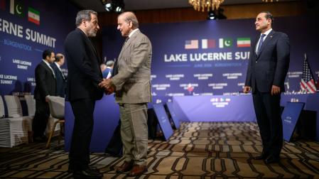 El ministro de Asuntos Exteriores de Irán, Abbas Araghchi (izquierda), estrecha la mano del primer ministro de Pakistán, Muhammad Shehbaz Sharif (centro), junto al jefe del Estado Mayor del Ejército de Pakistán, el mariscal de campo Asim Munir, antes de la reunión cuadrilateral para negociar el acuerdo de paz