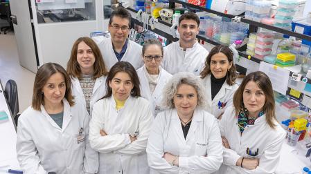 La Dra. Arantxa González Miqueo, segunda por la derecha en la primera fila, y la Dra. Susana Ravassa, en el centro de la segunda fila, junto al equipo del Laboratorio de Investigación Cardiovascular de la Clínica Universidad de Navarra