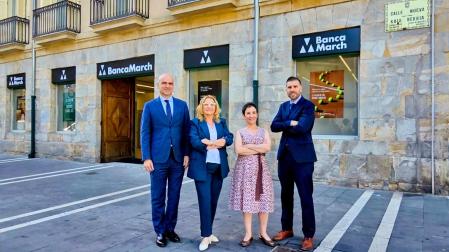 De izquierda a derecha, Jorge Arraiza (gestor Banca Privada senior, Blanca Azón (directora centro de negocio), Noemí Blanco (interventora) e Ismael Goñi (gestor Banca Empresas senior)