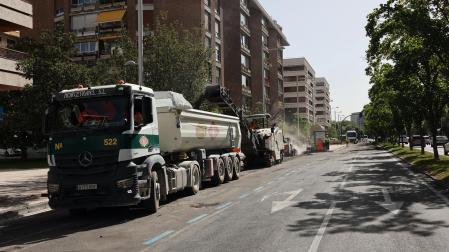 Fotos del asfaltado de la avenida de Bayona en Pamplona.