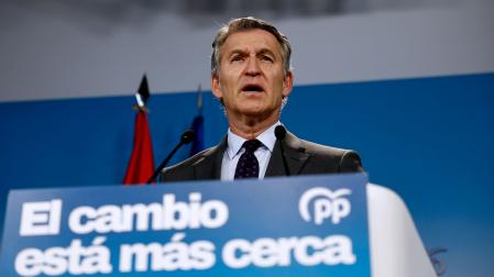 El líder del PP, Alberto Núñez Feijóo, durante la rueda de prensa ofrecida este lunes en la sede de la formación, en Madrid