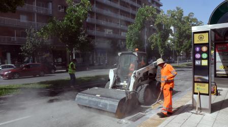 Imágenes de las obras de asfaltado este lunes 22 de junio en la avenida de Bayona, cortada el tráfico.